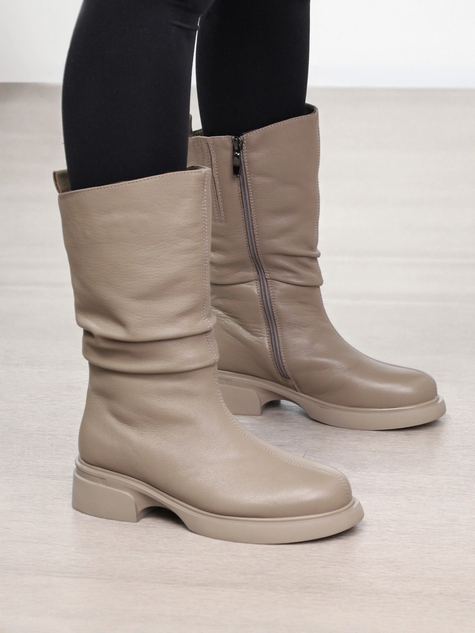 Сапоги серого цвета на среднем широком каблуке с мягкими складками